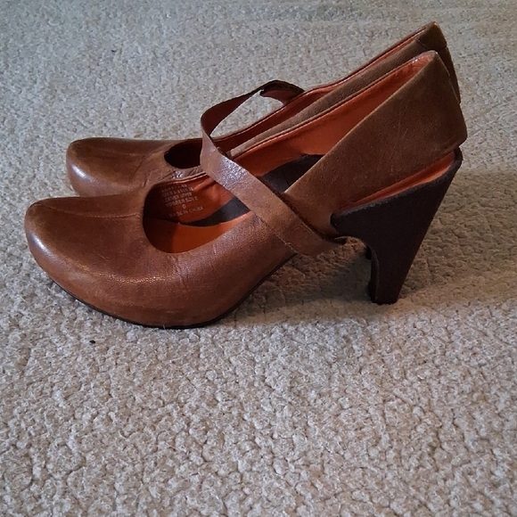 Tsubo Tan Women's Heels - Picture 3 of 9